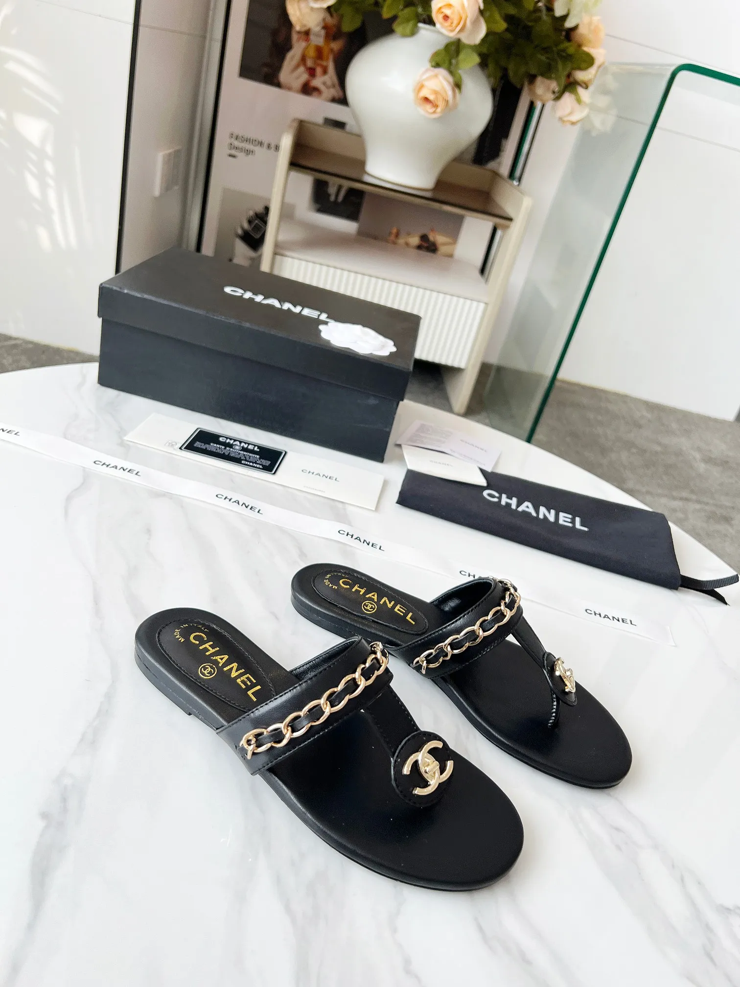 👟👟Ex-factory price 440👟👟 CHANEL｜Xiaoxiang 25 spring and summer new product Double C chain series flip-flops and sandals. Chain sandals are this year's big hit. I have been impressed by their beauty, casual and natural, and have the classic dominance of Xiangjia. From leather to hardware, the upper foot is comfortable and stylish. The fabric is made of imported lambskin, the lining is silk sheepskin, and the Italian genuine leather outsole Code number: 35-39 (40/41 customized)